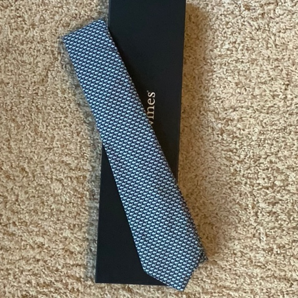 Vineyard Vines navy whale tie